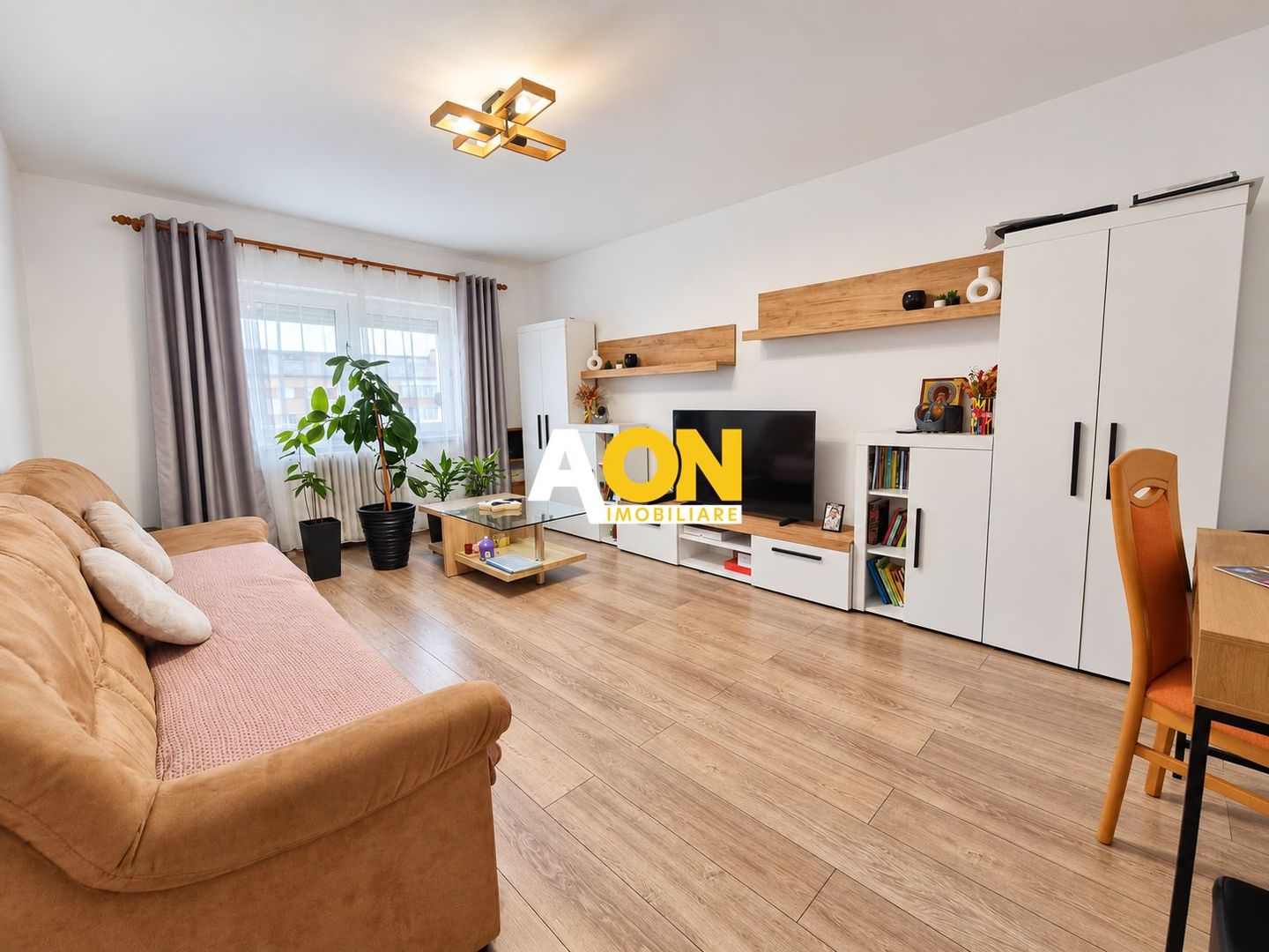 Apartament 3 camere, 2 bai, decomandat, Cetate, zona Liceului Sportiv - Poză 1