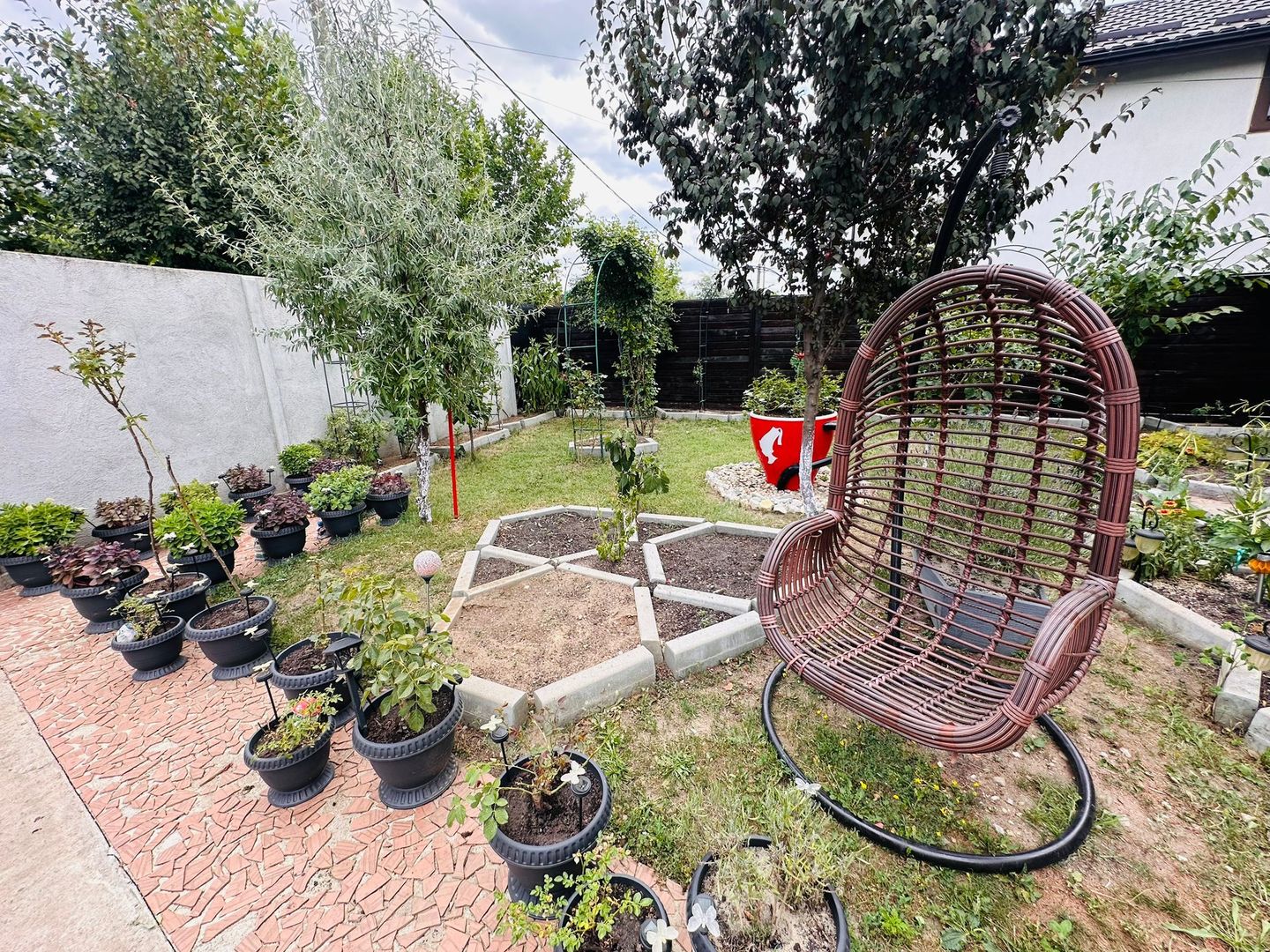 Parter cu structură pentru etaj, curte amenajată și organizare impeca - Poză 8