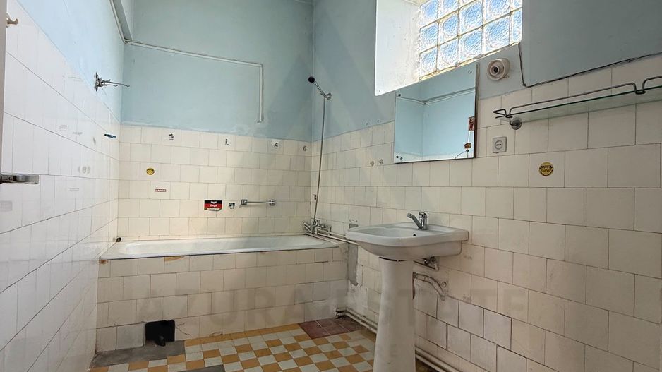 Apartament la casa 4 camere 4 bai 219.5 mp utili si garaj zona Central - Poză 9