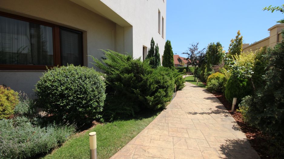 O casa deosebita cu Piscina - Poză 22