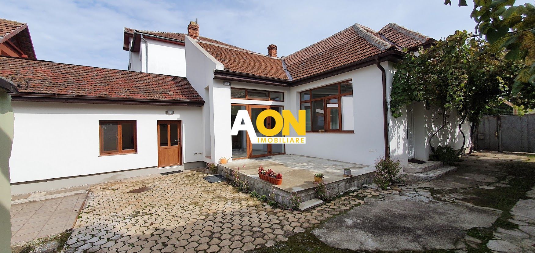 Casa 3 camere 2 bai renovata 655 mp teren Centru - Poză 1