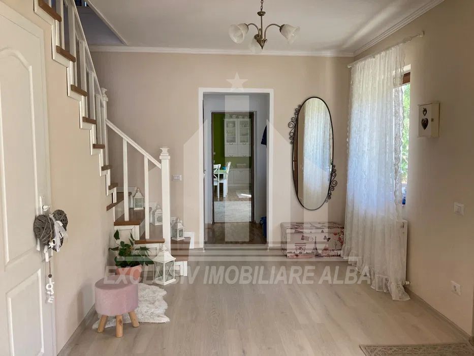 Casa individuala de vanzare, Lipoveni - Centru - Poză 1