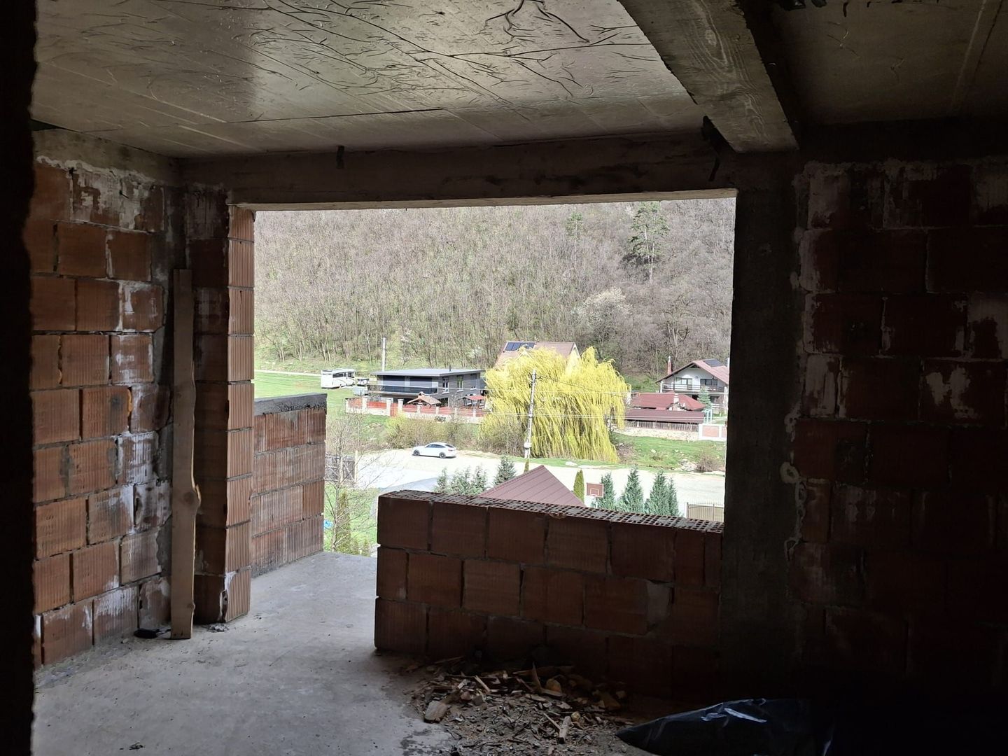 Casa la rosu– teren 706 mp – Gura Raului – vedere panoramica - Poză 4