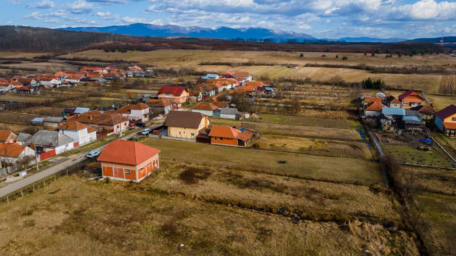 Casă la roșu cu teren Beliu - Poză 4