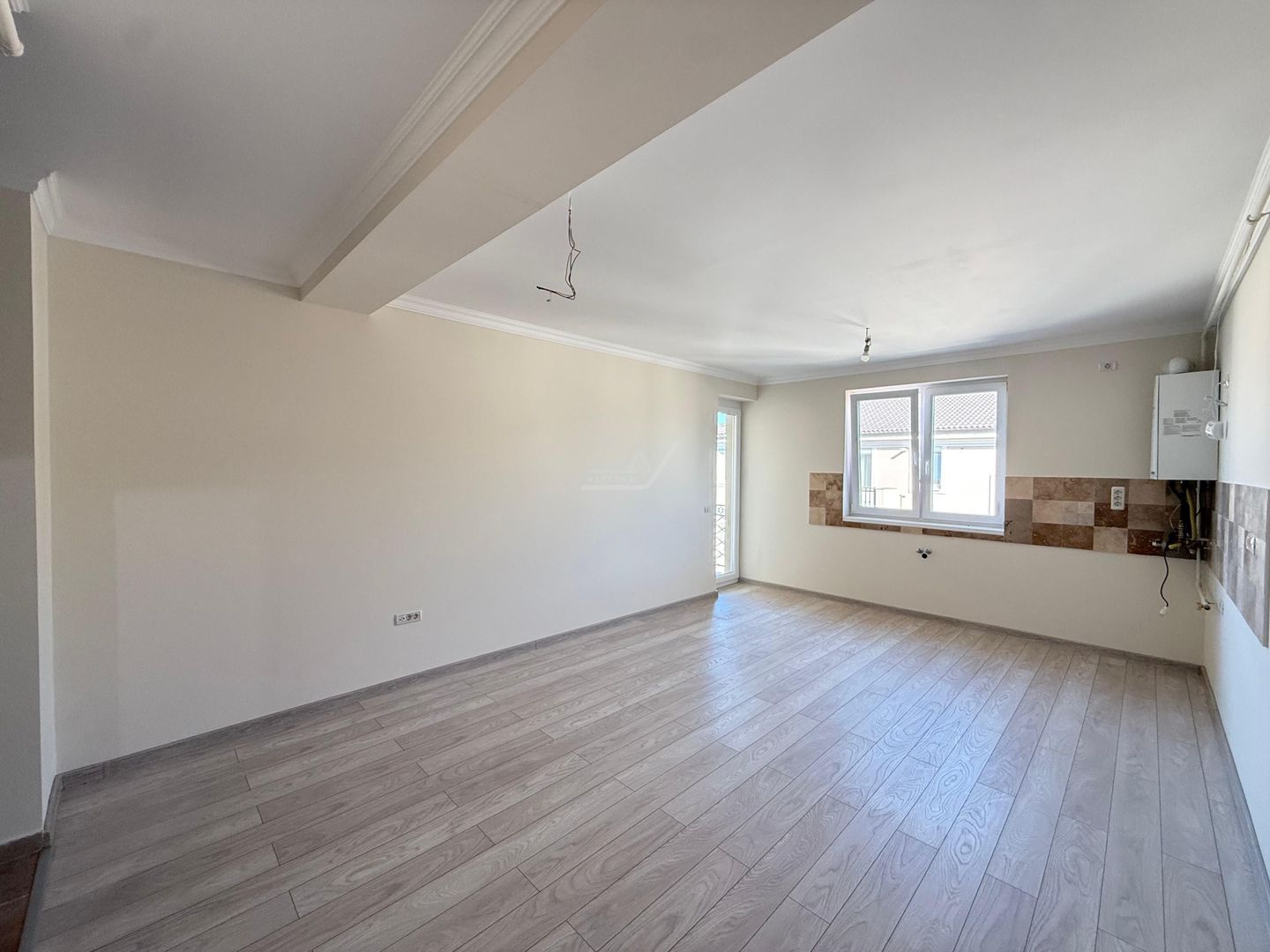 Locatie excelenta. Spatios 60 mp. Dressing. Asfalt. Loc de parcare. - Poză 1