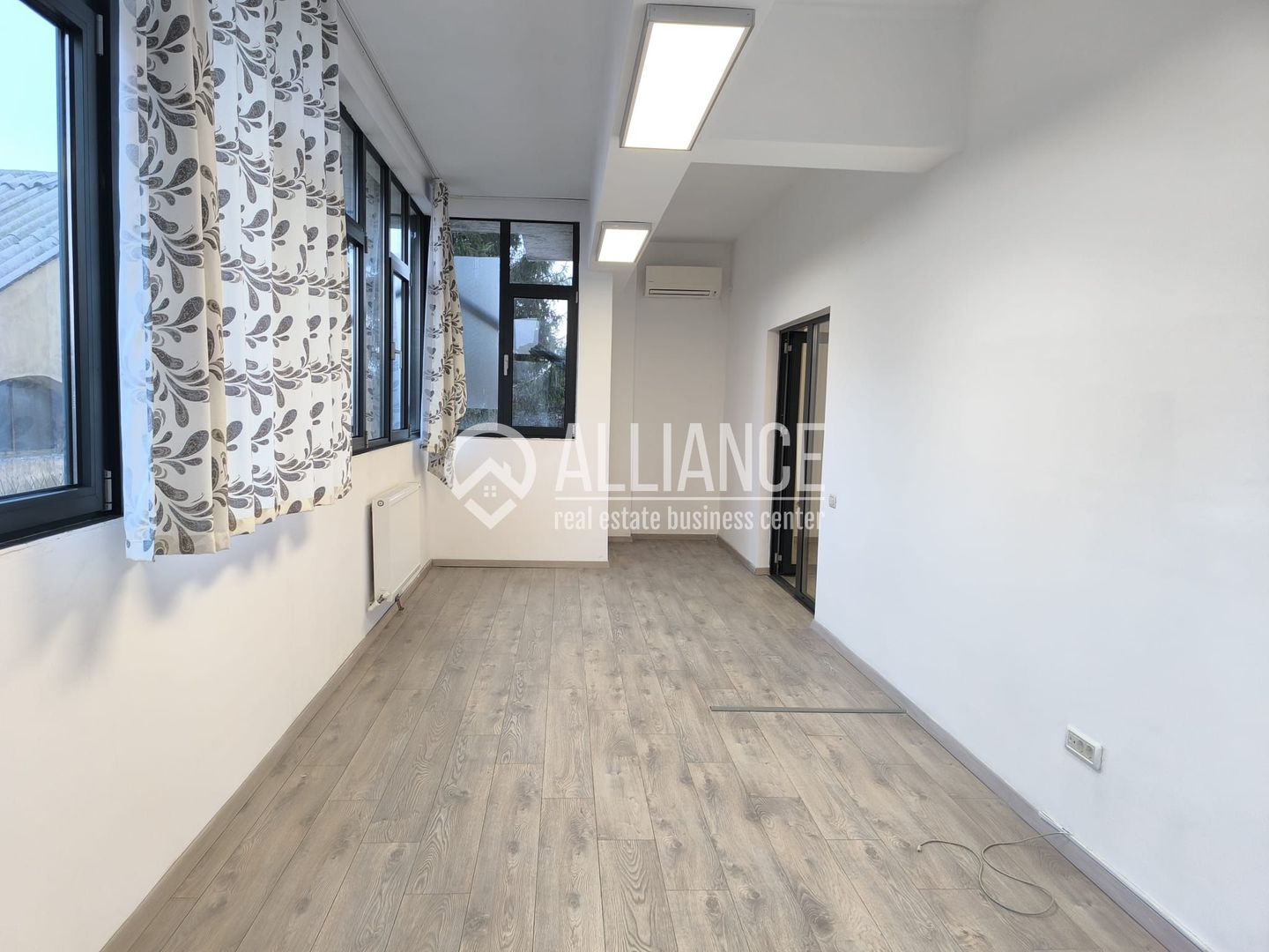 CENTRU ANAF(COD03) - Birou luminos ,cu teras, in cladire noua ! - Poză 6