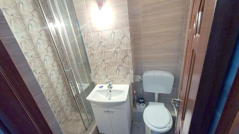 Apartament cu 2 camere, complet renovat, în zonă centrală din Tecuci - Poză 3