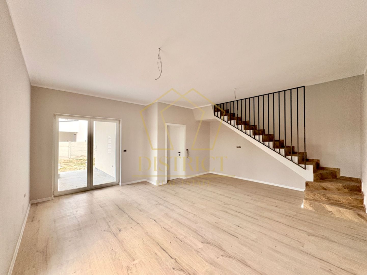 Duplex cu 4 camere, despărțit prin camera tehnica | Mosnita Veche - Poză 1