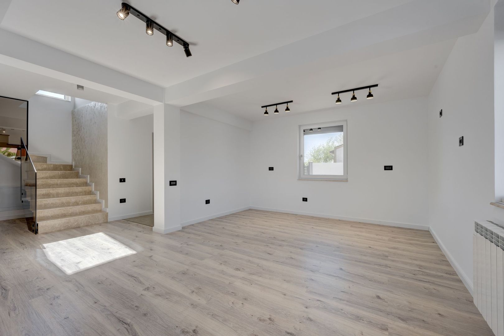 CASA TIPLA, Racordata la toate Utilitățile ! Domnești ! - Poză 4