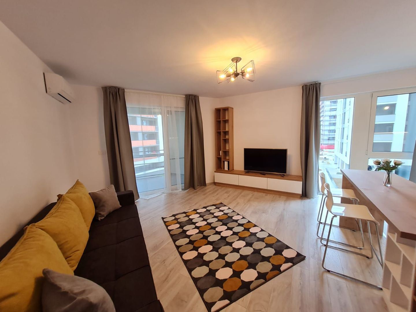 Lux la 10 minute de Iulius Town - Poză 19