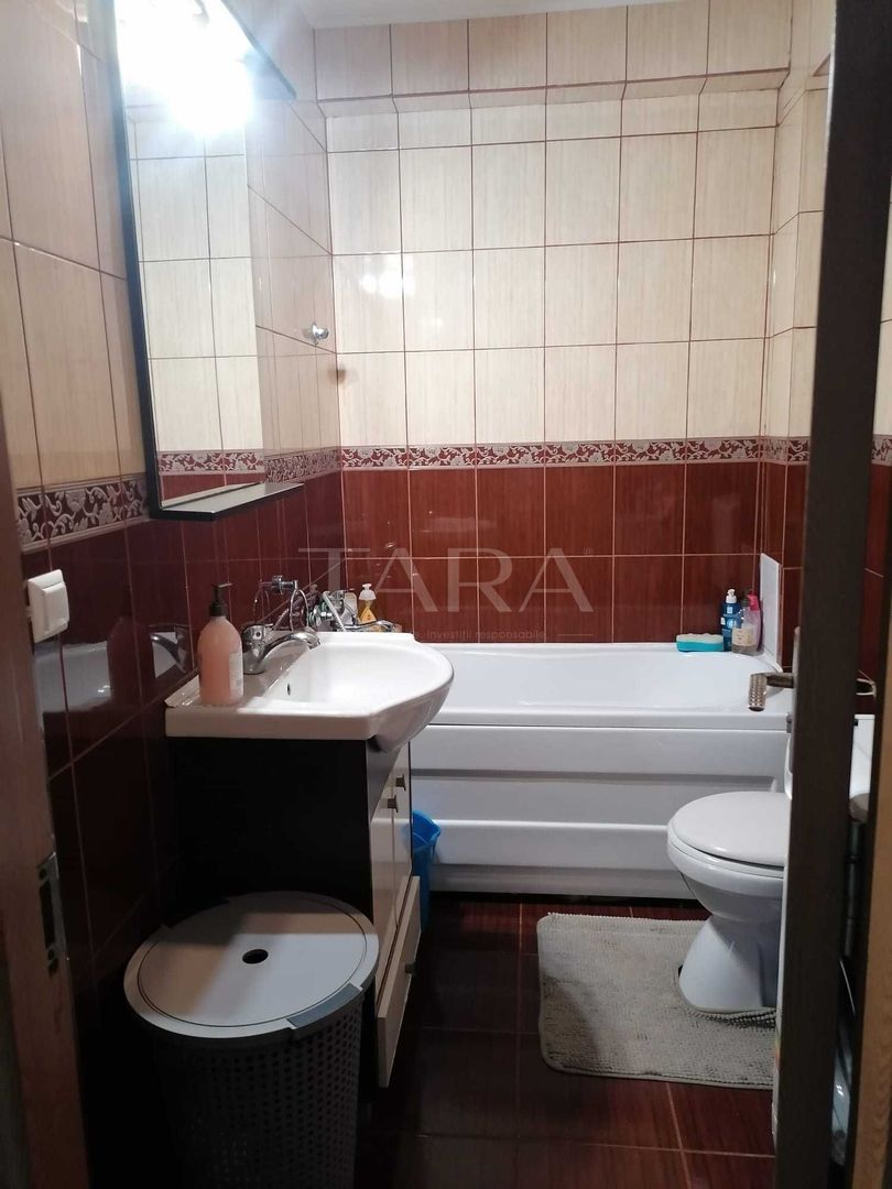Apartament 70 mp, scara interioară, curte, parcare și boxă, mobilat. - Poză 8