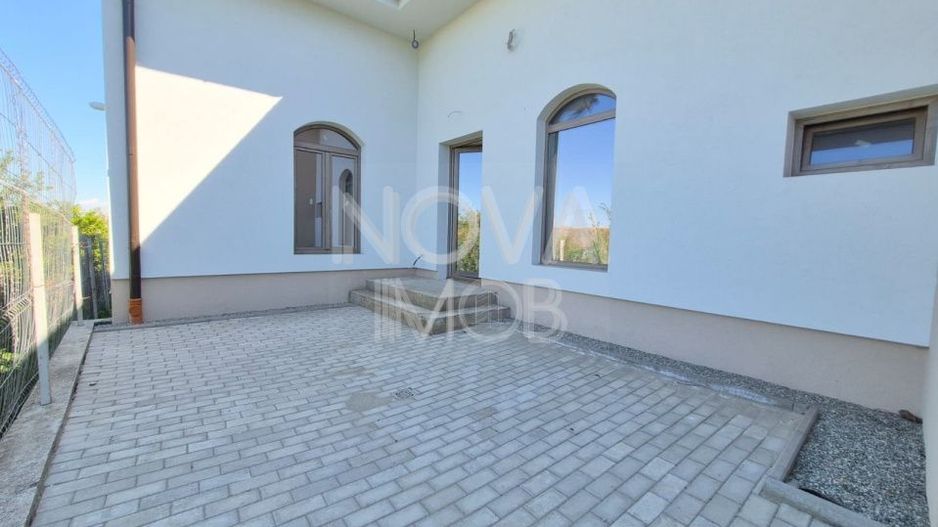 Casa generoasa cu 5 camere, 2 bai, dressing si parcare – Sura Mica - Poză 4