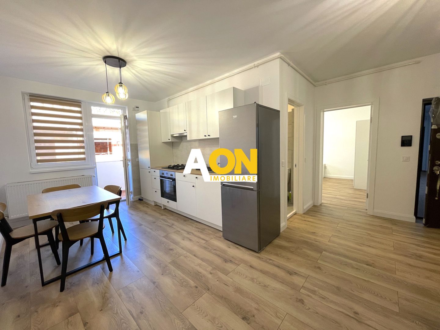 Apartament cu 3 camere, balcon si scara interioara - Poză 2