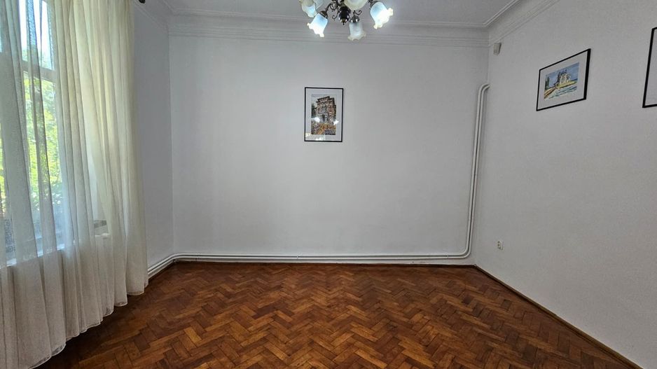 Casa eleganta cu tavane inalte si gradina superba - Poză 11