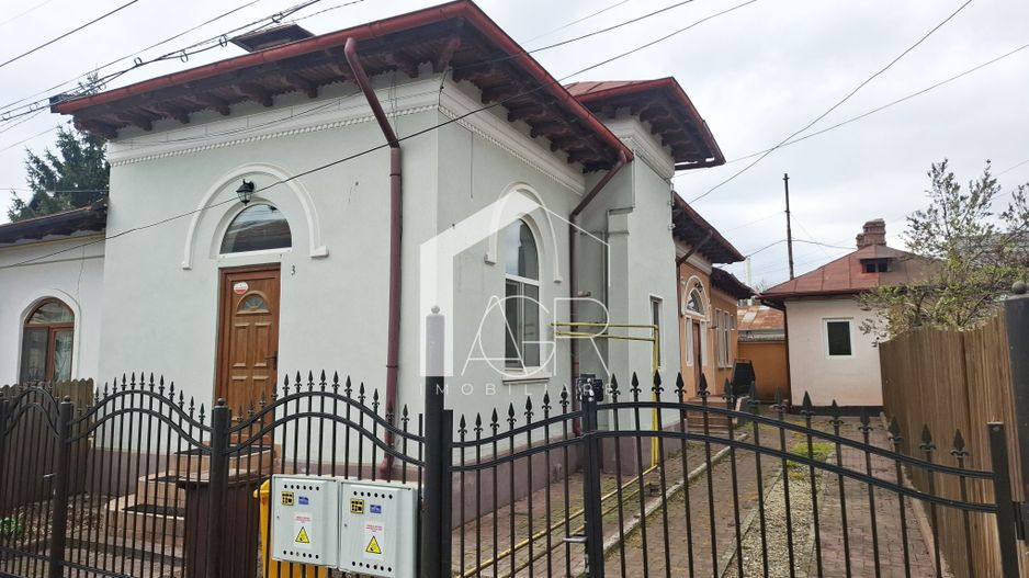 Casa cu 4 camere, zona Central - Poză 1