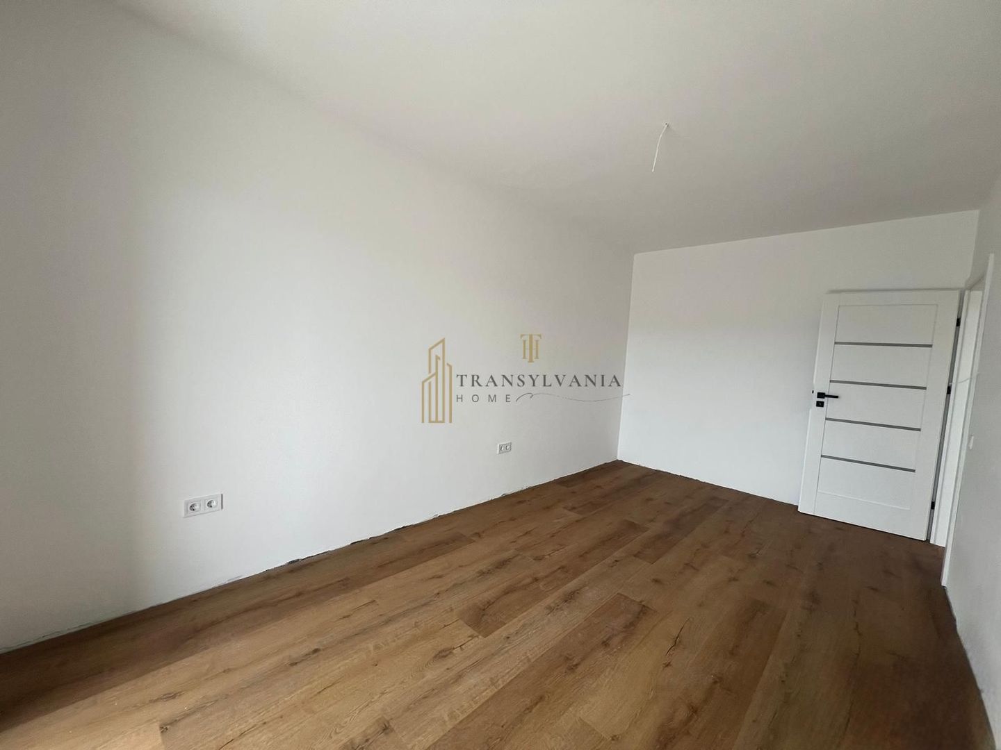 Apartament 4 camere, suprafata generoasa - Poză 8