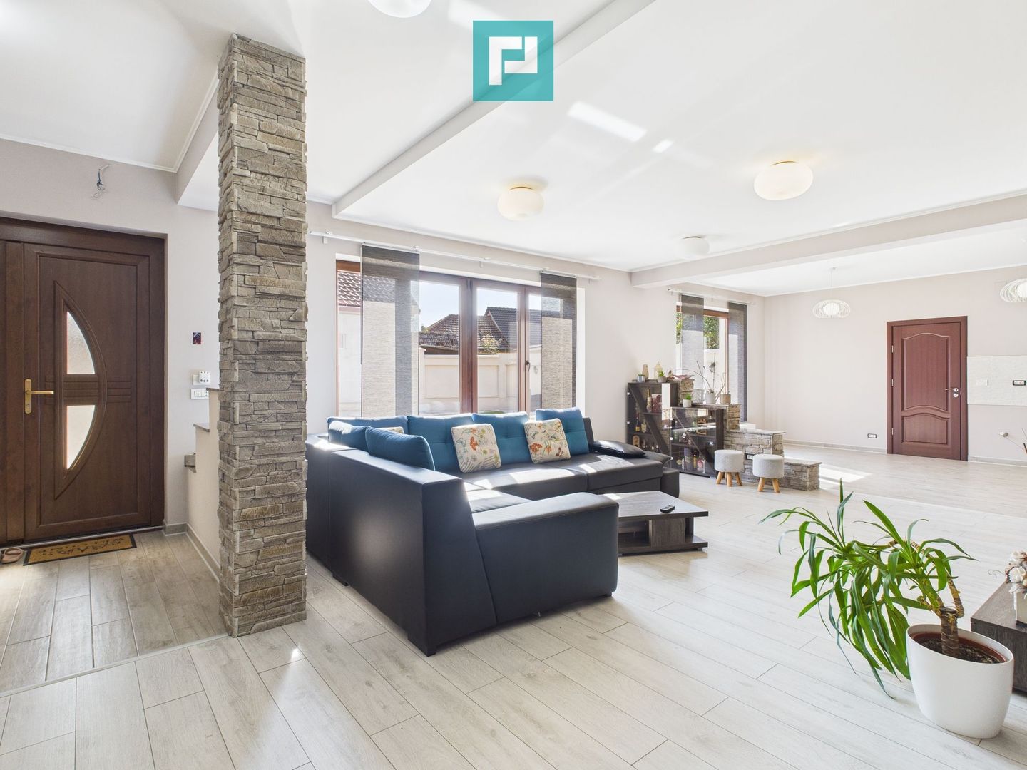 Casă modernă cu 2 corpuri, 5 camere în Pecica - Poză 3