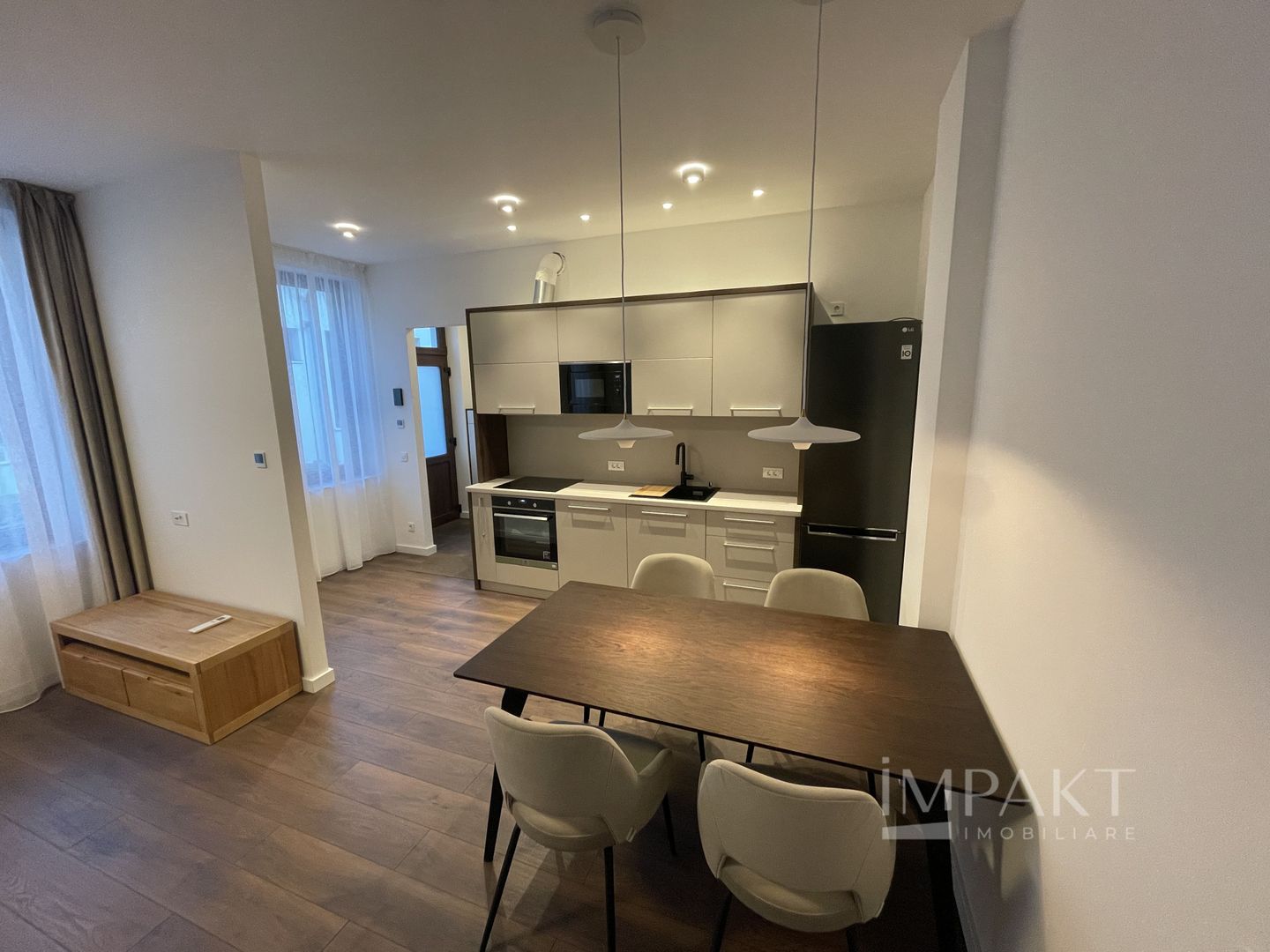 Casă de închiriat cu finisaje de excepție în Zona Semicentrală - Poză 1