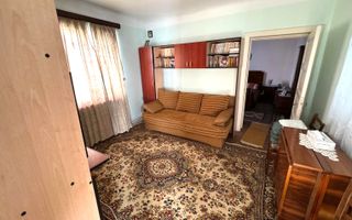 Casă cu arhitectură pragmatică în zona Port - Poză 1