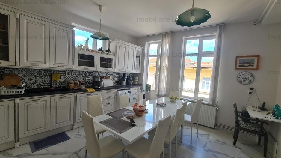 Apartament 3 camere la casa Centru Istoric utilat,mobilat 265000Eur - Poză 1