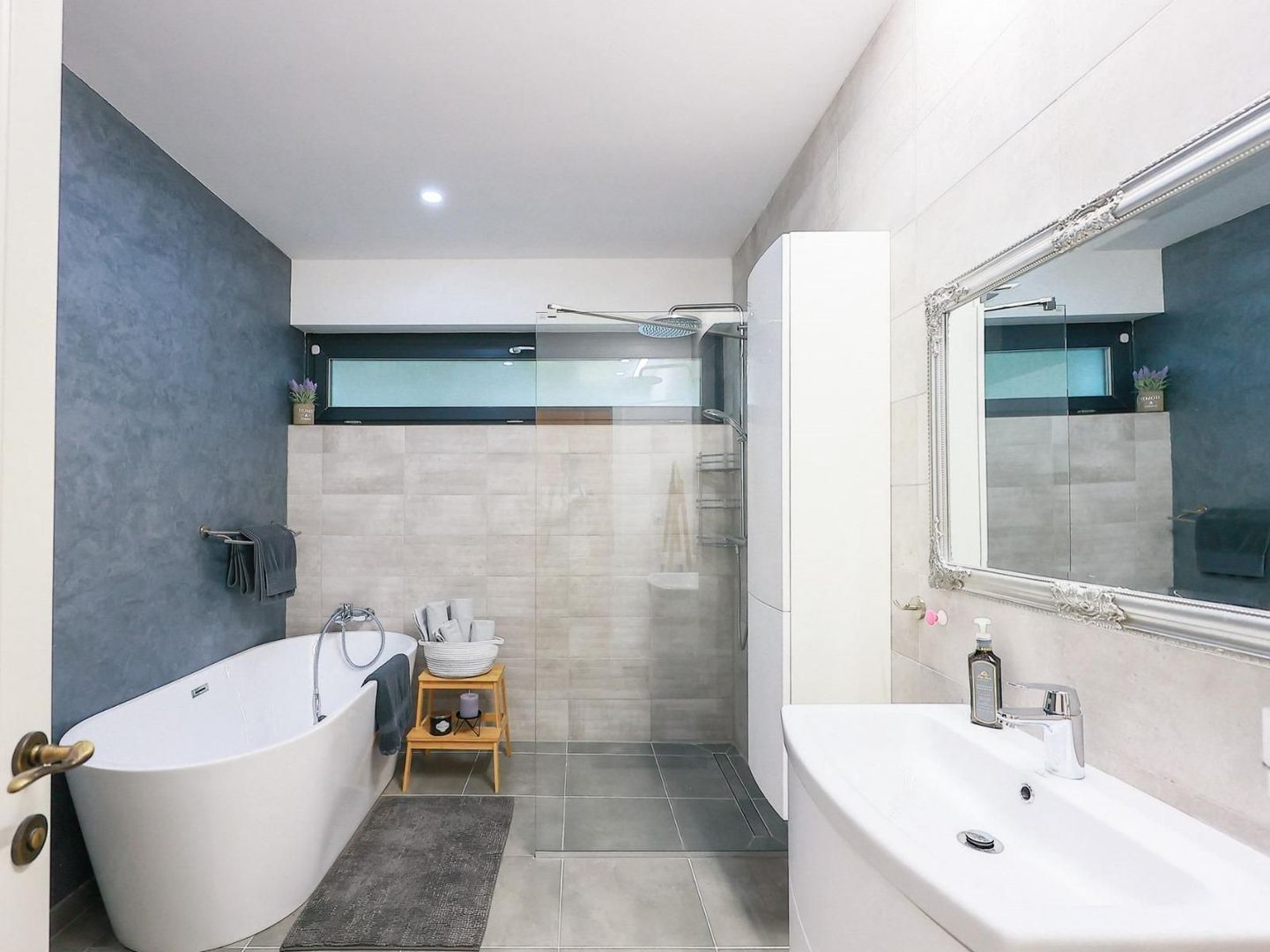 Vilă cu piscină, design mediteraneean. 410.000 E (neg, comision 0) - Poză 11