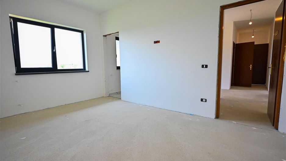 Casa personalizabila,pe un singur nivel,  pod mansardabil,pozitie cu liniste - Poză 2