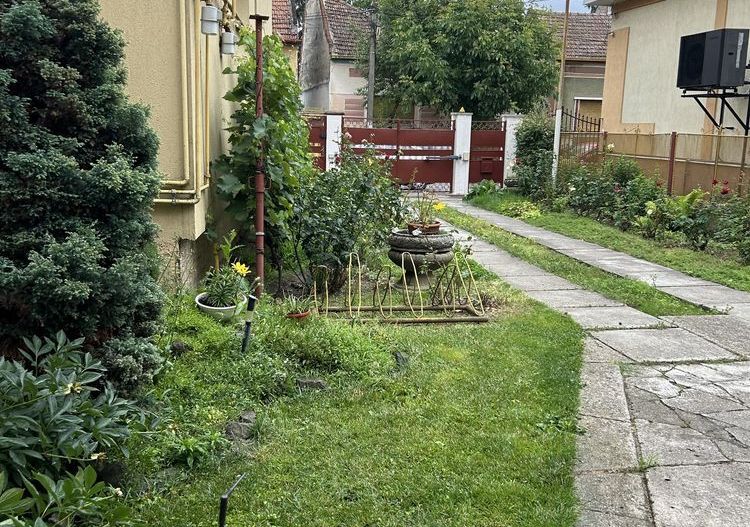 Casa de vanzare pe strada Paris - Poză 2