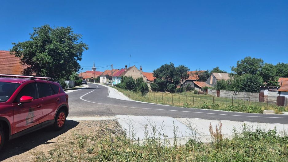 Exclusivitate - La 4 km de Poiana Narciselor, teren intre case, cu utilitati. - Poză 3