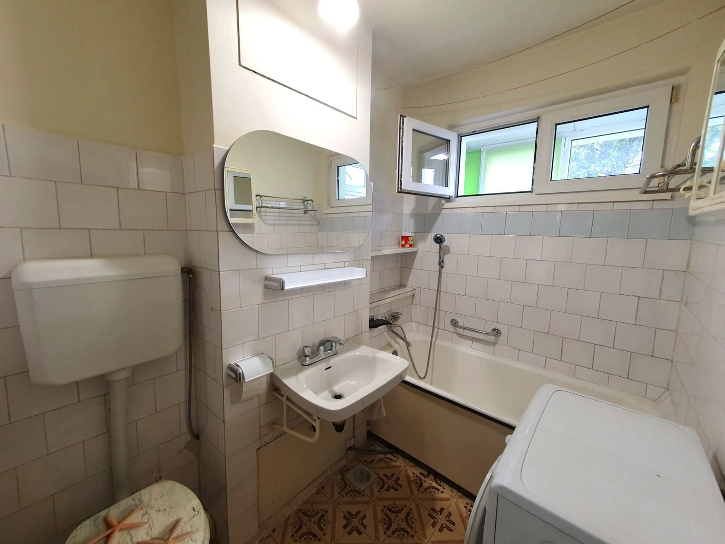 Apartament luminos cu vedere spre biserică, într-un cartier verde și liniștit. - Poză 17