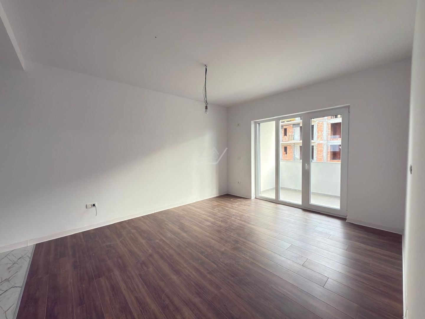Bloc finalizat. Balcon mare. Loc de parcare. - Poză 1