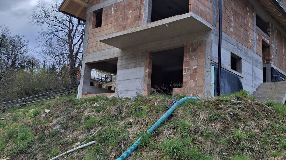 Casa la rosu– teren 706 mp – Gura Raului – vedere panoramica - Poză 1