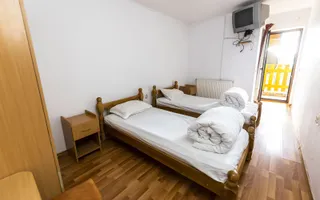 Pensiune 10 camere in statiunea Muntele Baisorii - Poză 18
