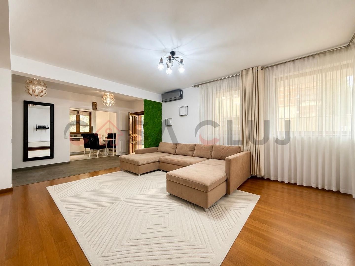 Apartament în vilă, curte, la cheie, parcare, Europa - Poză 2