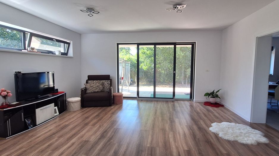 Casa individuala parter cu garaj - Dumbravita - Poză 1