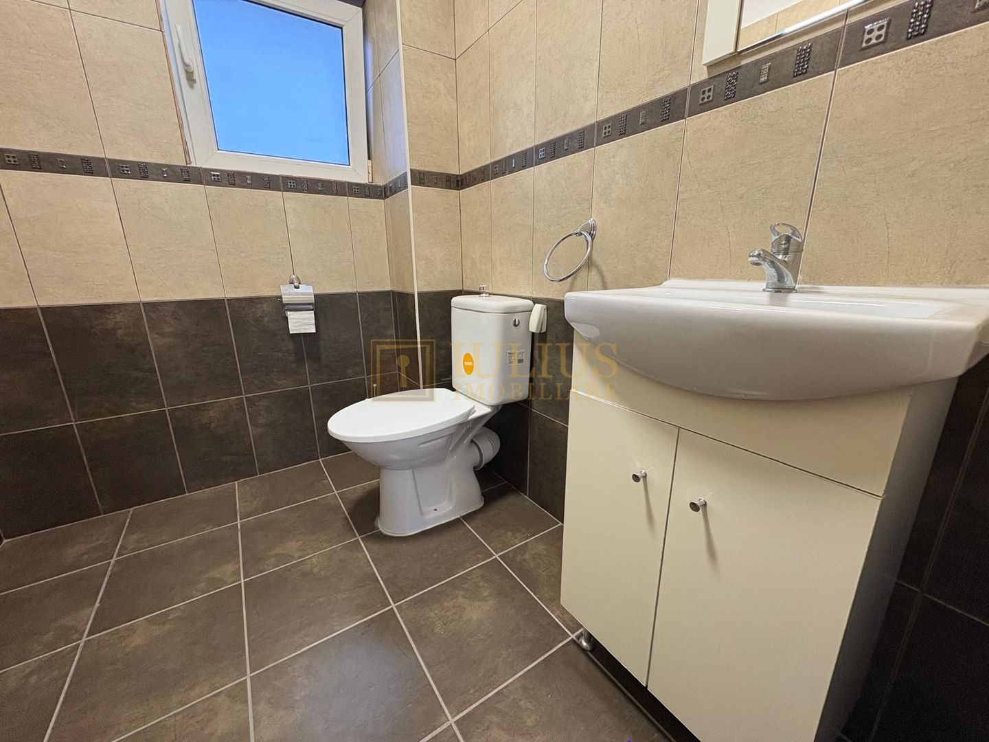Apartament la curte, 2 băi, loc de parcare, zona linistita, dressing - Poză 16