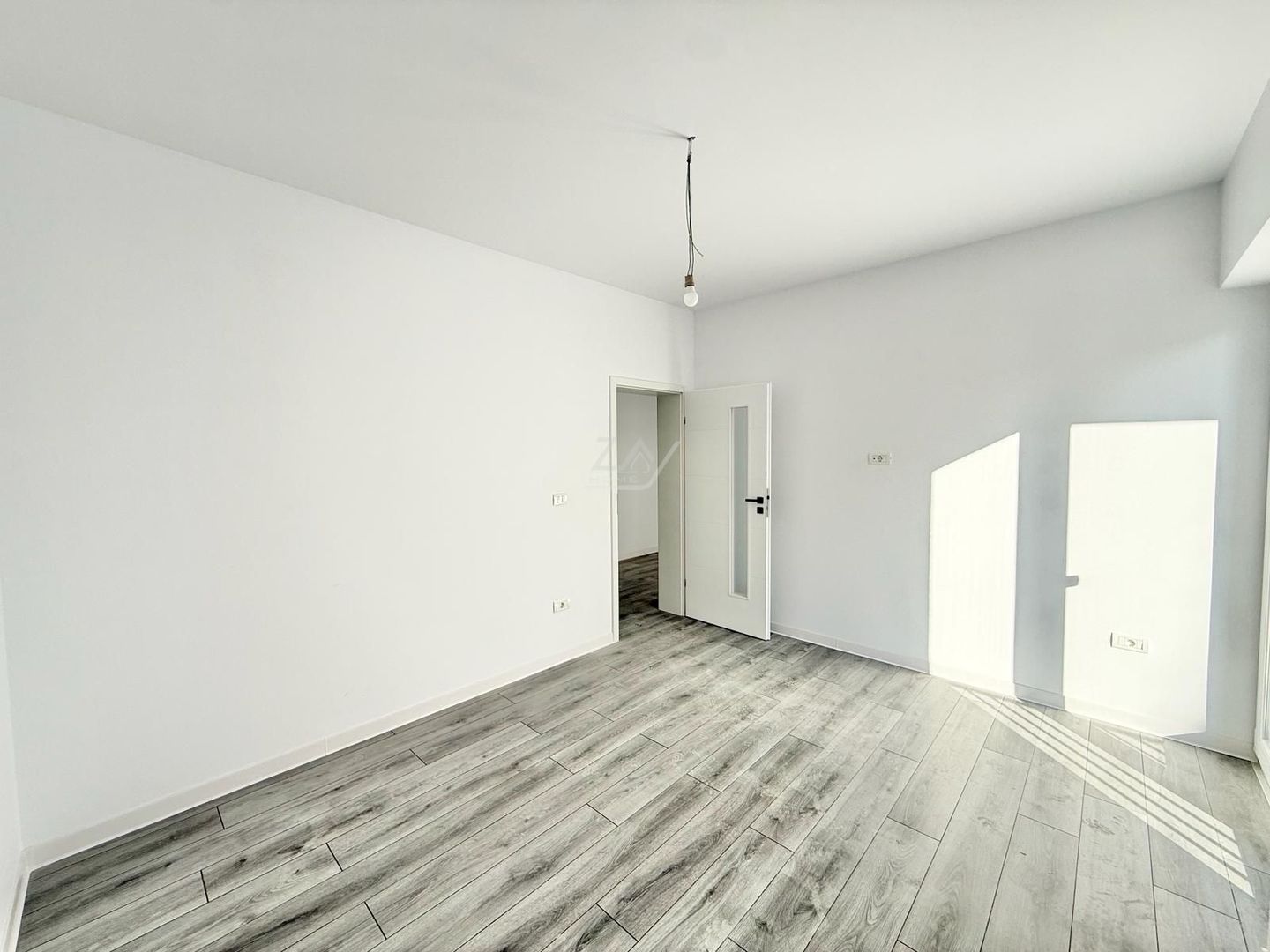 Disponibil imediat. Etaj 1. Bucatarie inchisa. Loc de parcare. Drum asfaltat. - Poză 8