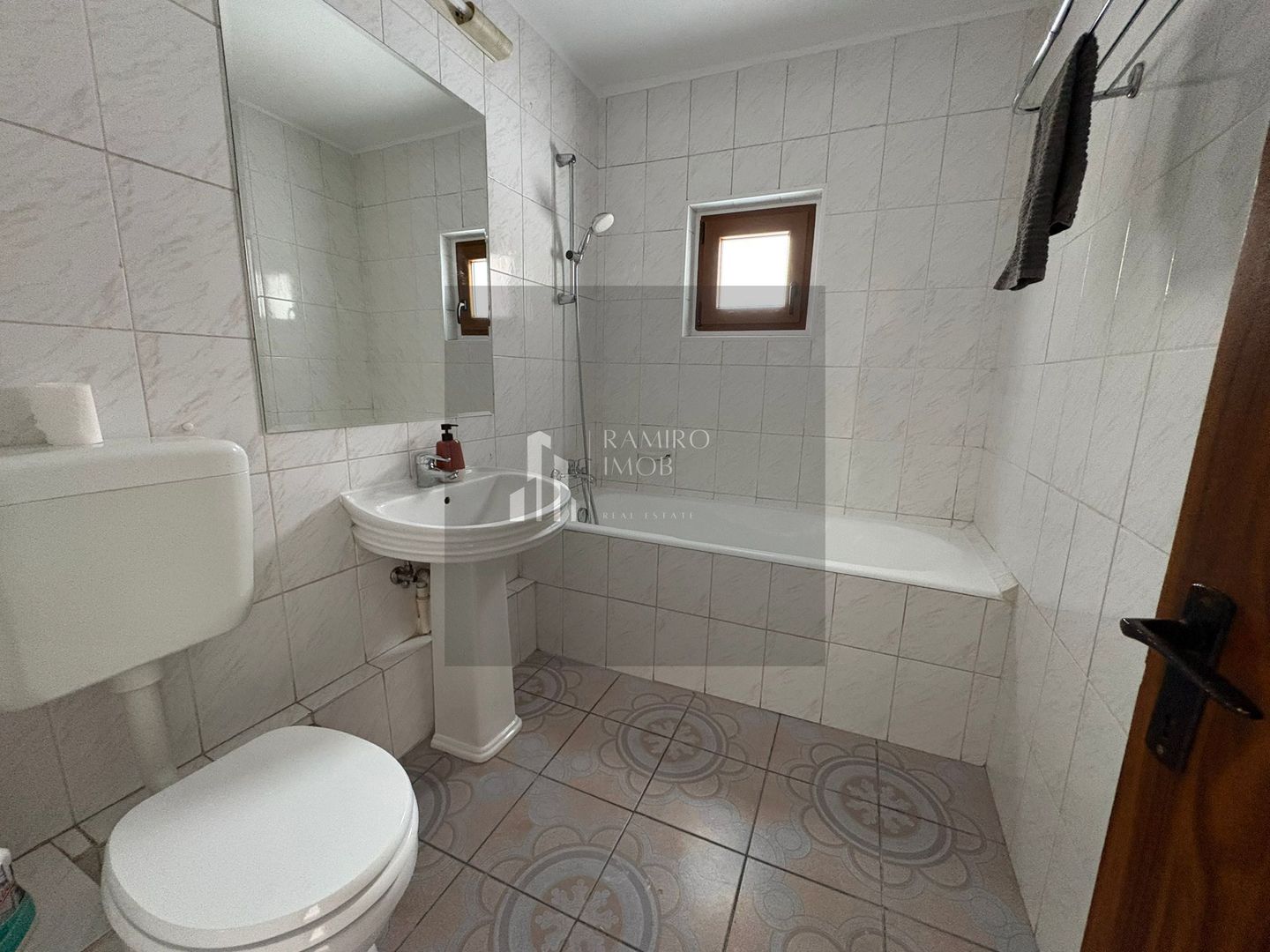 Apartament 2 camere decomandat an 1990 - metrou Eroii Revolutiei - Poză 7