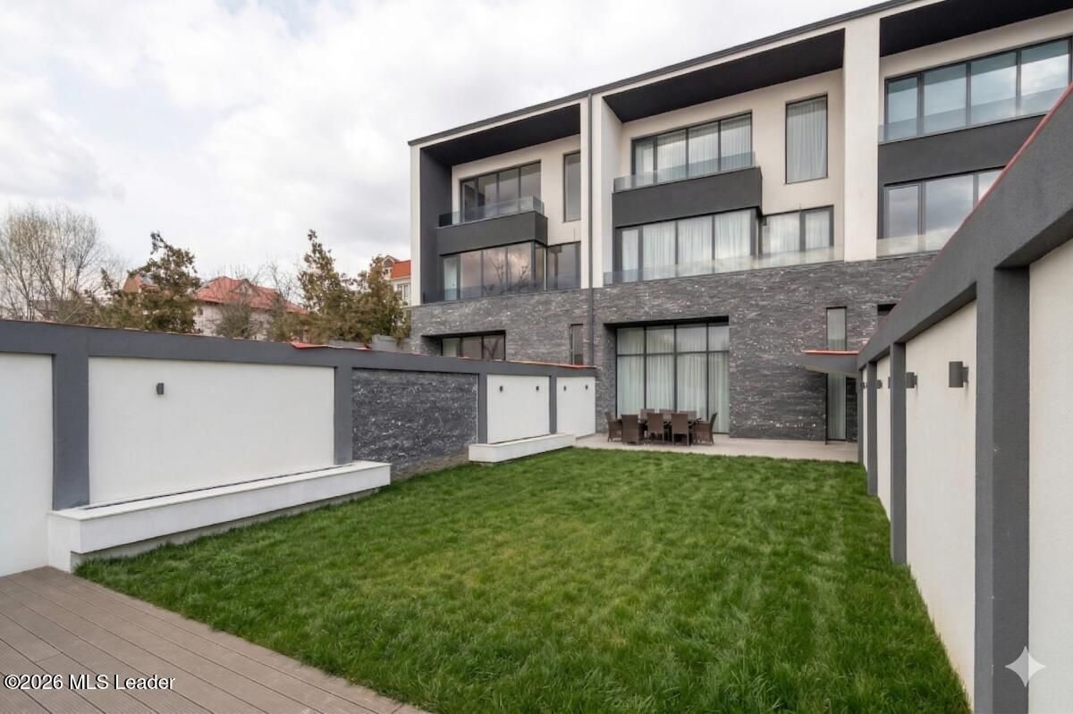 Iancu Nicolae - Vila high-end pe malul lacului, Gradina cu Ponton - Poză 8