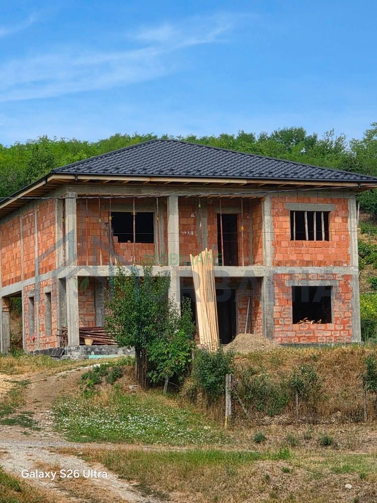 Casă de vânzare cu teren de 1200 mp în Horlești, zona Roșu - Poză 1