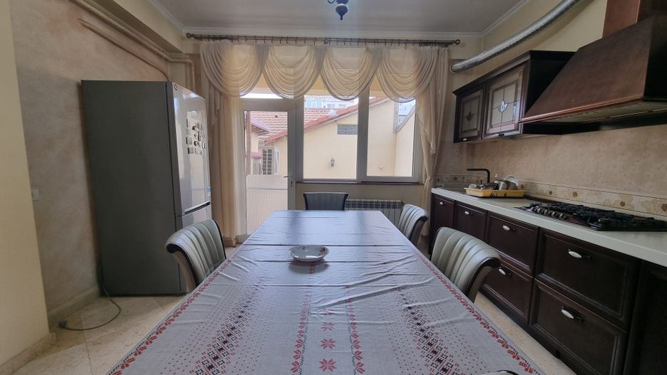 Vila generoasa de inchiriat intr o zona principala a orasului - Poză 2