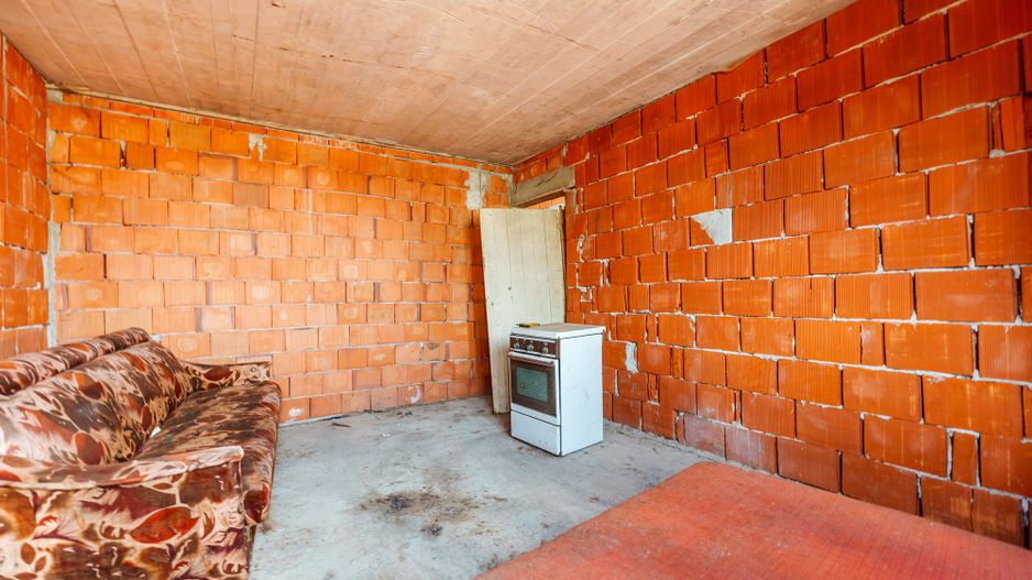 Casă la roșu cu teren Beliu - Poză 2