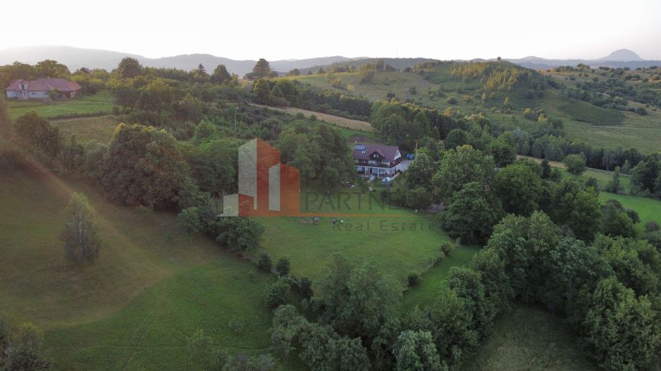 Vilă 340 mp Bran | Teren 5500 mp | 6 dormitoare cu băi proprii - Poză 3