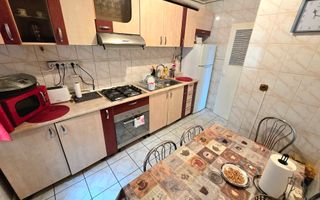 Apartament cu 3 Camere, Etaj Intermediar, Lift, Zonă Ultracentrală - Poză 2