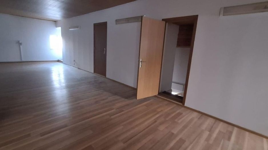 Închiriez vilă, 9 camere,Mihai Bravu, pretabil birouri/firme,nemobilat - Poză 3