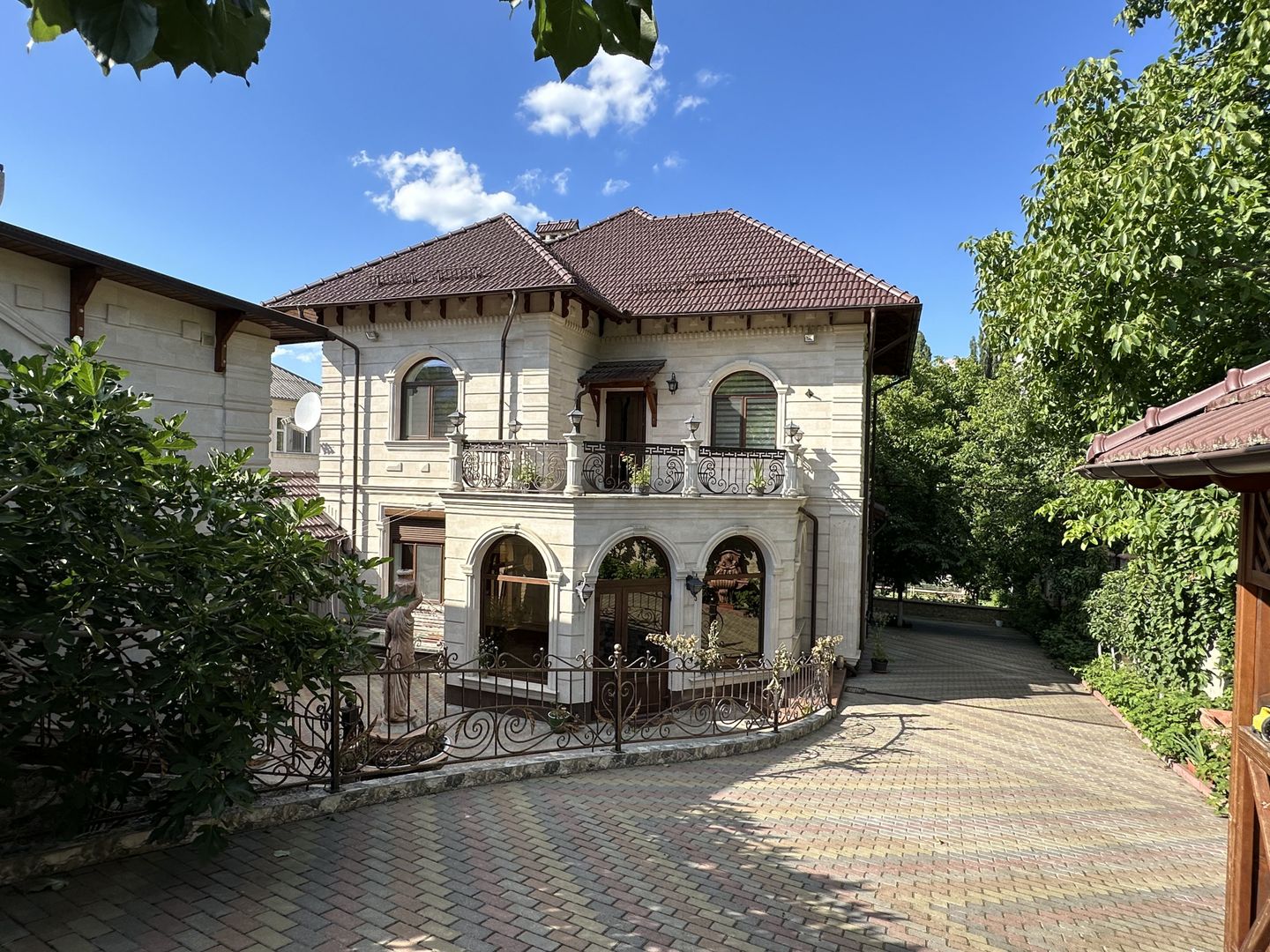 Casă în Buiucani, de vânzare, cu suprafața de 338m2. Pe teren de 14 ari. - Poză 1