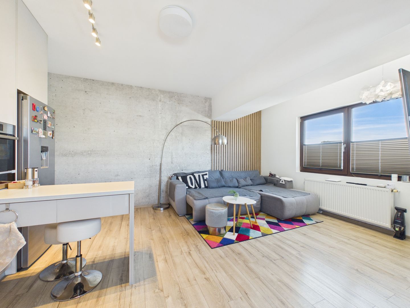 Apartament cu 3 camere de vanzare, centrala proprie - Mihai Bravu - Poză 3
