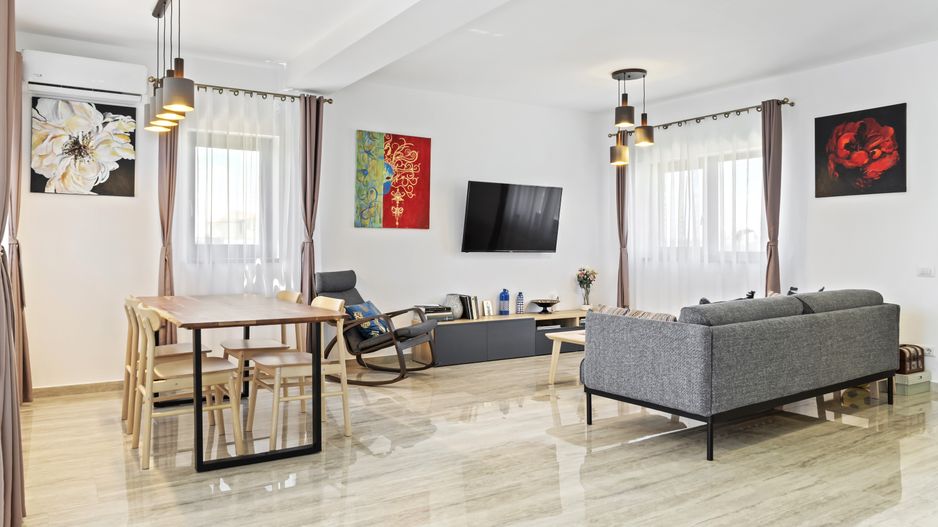 PORUMBESCU RESIDENCE | Vila Green + Renault Clio Evolution E-Tech Hybrid 2024 - Poză 2