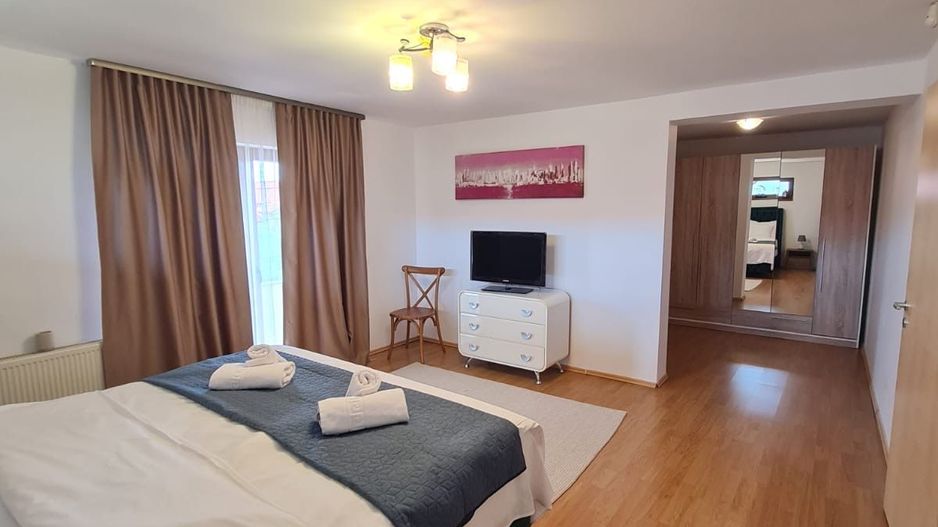 Vila spațioasă și recent renovată în Ghiroda! - Poză 66