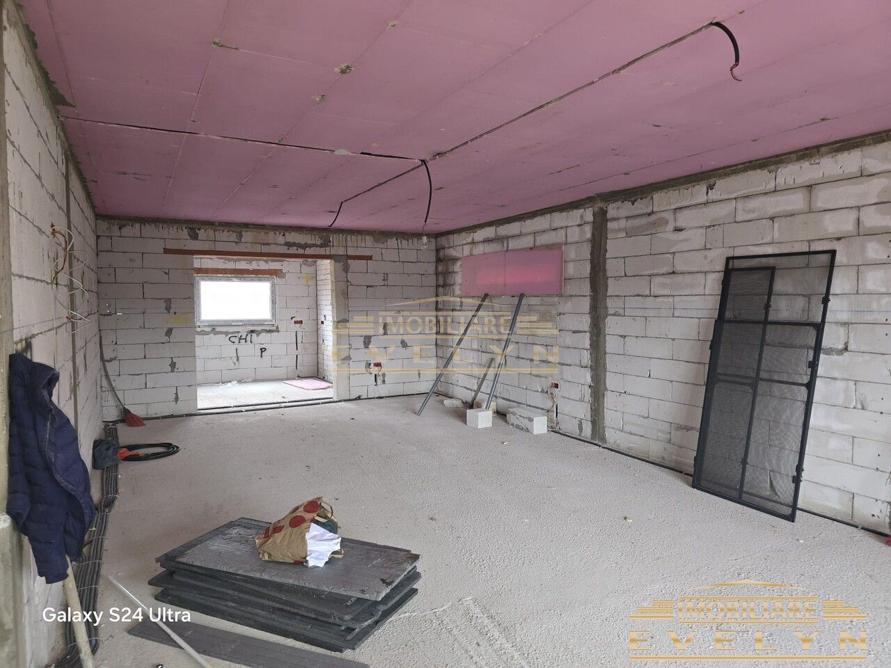 Casa la rosu de vanzare situata in Manolesti , pret 100.000 euro neg ! - Poză 3