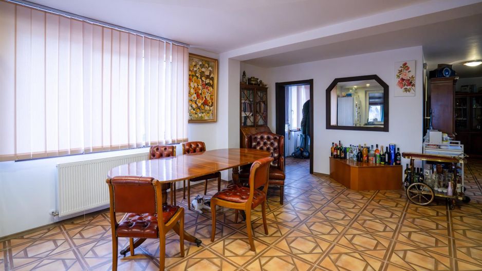 Pensiune cu 12 camere in Baile 1 Mai - Poză 1